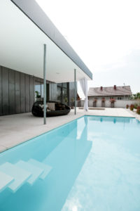 Pool mit Terrasse und Lounge