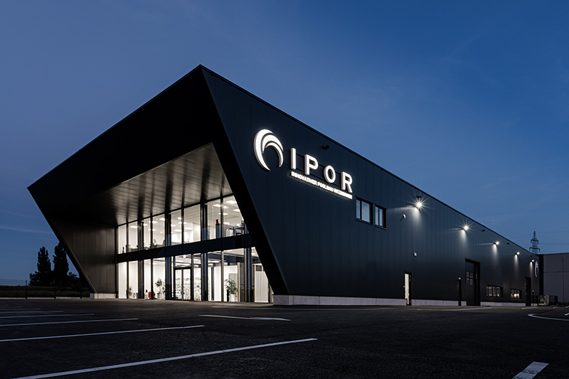 IPoR Firmengebäude beleuchtet